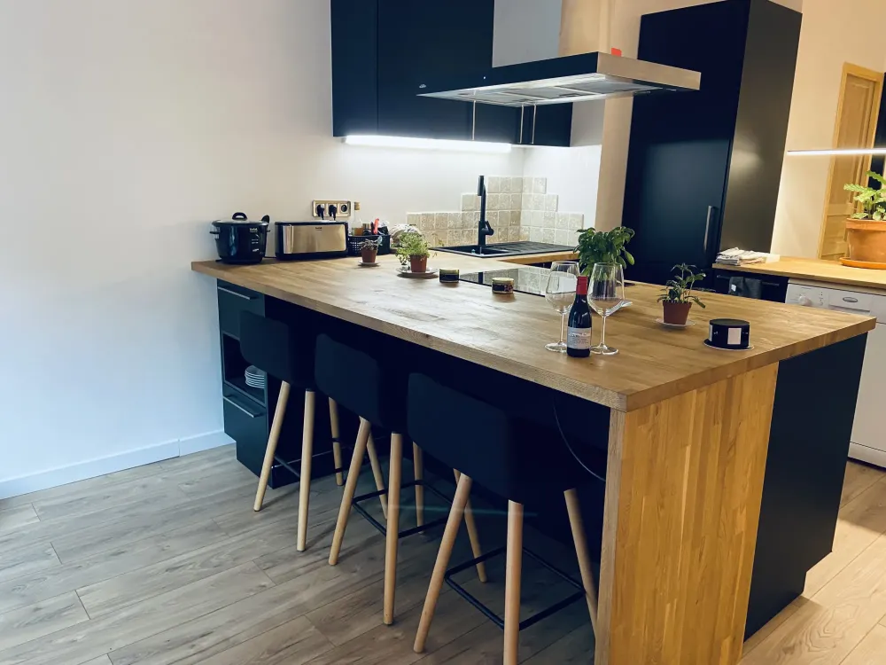 Installation de cuisine moderne - Noir & Bois
